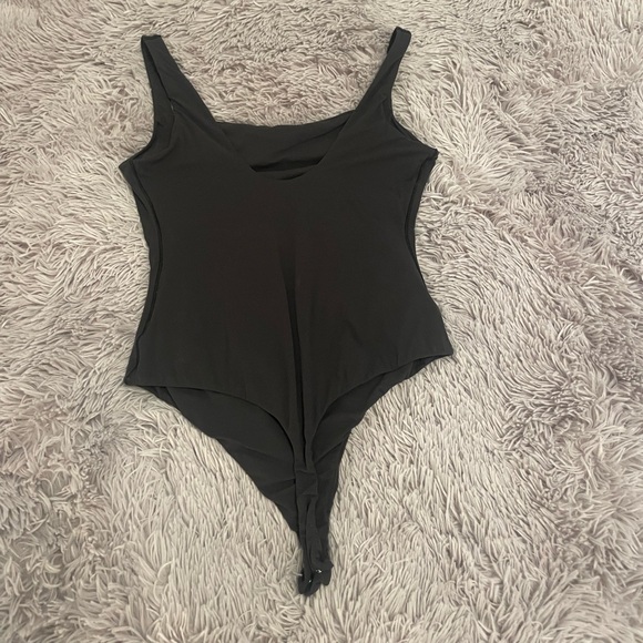 Skims Fits Everybody Square Neck Bodysuit - Picture 9 of 9